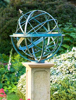 Relojes de sol de esfera armilar en bronce con una pátina verde cardenillo
