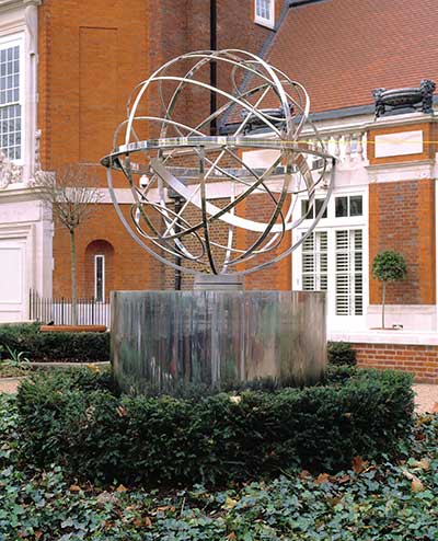 Fuente ornamental de esfera armilar para un complejo de propiedades de lujo en Londres, Inglaterra